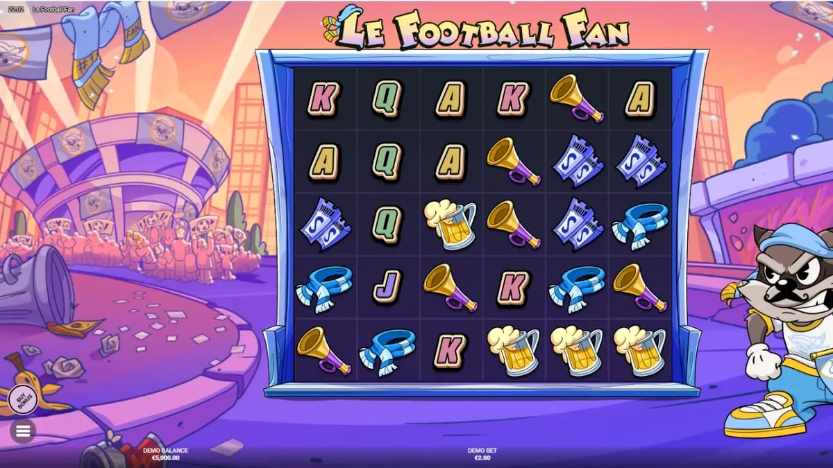 Mascote guaxinim do slot Le Football Fan em um estádio de futebol animado